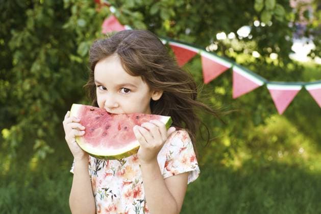 Lustiges weibliches Kind mit Wassermelonenscheibe. Picknick für Kinder im Sommer. Snack für den Kindergarten. Süßes natürliches Essen. Rote Beere. Hält ein saftiges vegetarisches Produkt Funny female kid with watermelon slice. Summer child picnic. Kindergarden snack. Sweet natureal food. Red berry. Holding juicy vegetarian product Copyright: imageBROKER ElenaxSafonova ibxiqx15549379.jpg ,model released, Symbolfoto ,property released