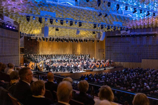 Wiedereröffnung der Beethovenhalle Bonn - 16.12.25. 200 Musiker auf einer Bühne spielen Werke von Gustav Mahler - Nach fast zehn Jahren Bauzeit wird die Beethovenhalle in Bonn mit der Veranstaltung Die lange Beethoven-Nacht feierlich wiedereröffnet. An der Eröffnung nimmt Bundespräsident Frank-Walter Steinmeier teil. Musikalisch gestaltet wird der Abend vom Beethoven Orchester Bonn. Bonn Innenstadt Nordrhein-Westfalen Deutschland *** Reopening of the Beethovenhalle Bonn 16 12 25 200 musicians on one stage play works by Gustav Mahler After almost ten years of construction, the Beethovenhalle in Bonn is ceremoniously reopened with the event The Long Beethoven Night Federal President Frank Walter Steinmeier attends the opening The B Copyright: xBonn.digitalx xMarcxJohnx