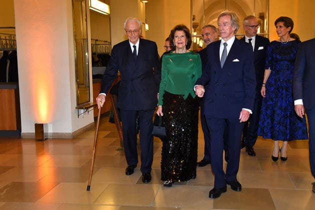 Koenigin Silvia von Schweden, Herzog Franz von Bayern und Leopold von Bayern beim 30. BMW Advents-Benefizkonzert 30. BMW Benefiz Adventskonzert in der Residenz im Herkulessaal am 16.12.2025 in Muenchen 30. Advents Benefizkonzert von BMW in Muenchen