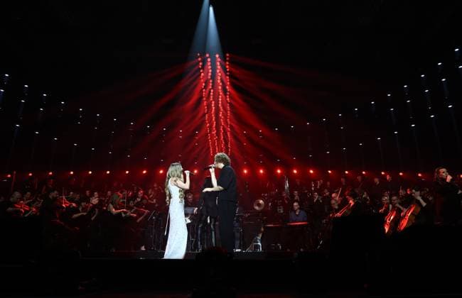 Night of the Proms Erfurt 16.12.2025, Erfurt, Messehalle, Night of the Proms - Klassik trifft Pop - mit musikalischer Untermalung des Antwerp Philharmonic Orchestra unter der Leitung von Dirigentin Alexandra Arrieche treten grosse Kuenstler auf und begeistern das Publikum im Bild: Soul-Pop-Saengerin Joss Stone (buergerlich Joscelyn Eve Stoker) und Michael Schulte im Duett