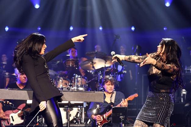 Night of the Proms Erfurt 16.12.2025, Erfurt, Messehalle, Night of the Proms - Klassik trifft Pop - mit musikalischer Untermalung des Antwerp Philharmonic Orchestra unter der Leitung von Dirigentin Alexandra Arrieche treten grosse Kuenstler auf und begeistern das Publikum im Bild: Alexandra Arrieche und Vanessa Amorosi