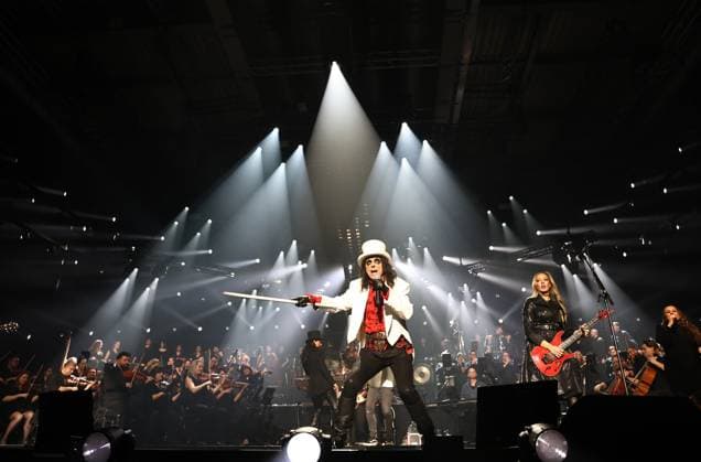 Night of the Proms Erfurt 16.12.2025, Erfurt, Messehalle, Night of the Proms - Klassik trifft Pop - mit musikalischer Untermalung des Antwerp Philharmonic Orchestra unter der Leitung von Dirigentin Alexandra Arrieche treten grosse Kuenstler auf und begeistern das Publikum im Bild: Alice Cooper