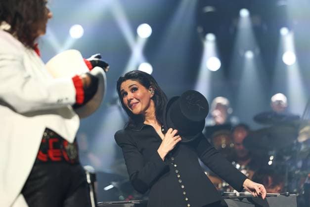 Night of the Proms Erfurt 16.12.2025, Erfurt, Messehalle, Night of the Proms - Klassik trifft Pop - mit musikalischer Untermalung des Antwerp Philharmonic Orchestra unter der Leitung von Dirigentin Alexandra Arrieche treten grosse Kuenstler auf und begeistern das Publikum im Bild: Alexandra Arrieche beim Auftritt von Alice Cooper