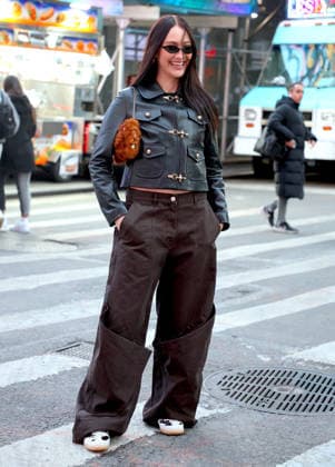 Lola Tung out in New York Actress Lola Tung is doing a photo op front of the Foot Locker store in Times Square, New York on December 16, 2025. Photo by Dylan Travis ABACAPRESSCOM New York NY  Copyright: xDylanxTravis ABACAx