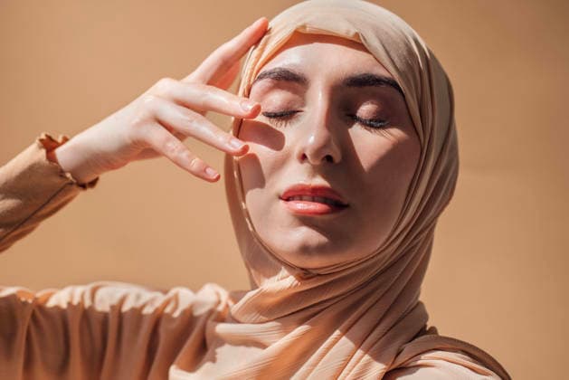 Elegante Frau, die einen beigen Hijab trägt, berührt sanft ihr Gesicht mit geschlossenen Augen und zeigt einen heiteren Ausdruck vor einem warmen, neutralen Hintergrund, der Ruhe und Anmut verkörpert Elegante Frau, die einen beigen Hijab trägt, berührt sanft ihr Gesicht mit geschlossenen Augen und zeigt einen heiteren Ausdruck vor einem warmen, neutralen Hintergrund, der Ruhe und Anmut verkörpert (License=RF) ,model released, Symbolfoto Copyright: xZoonar.com DashaxPetrenkox 24320291 ,model released, Symbolfoto ,property released