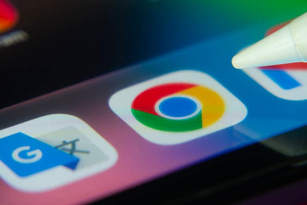 16. November 2025 - Dhaka, Bangladesch: Der Stift berührt das Symbol der Google Chrome-App auf dem Bildschirm eines Smartphones 16 Nov 2025- Dhaka, Bangladesh: Stylus touching the Google Chrome app icon on a smartphone screen (License=RM) Copyright: xZoonar.com MojahidxMottakinx 24324364