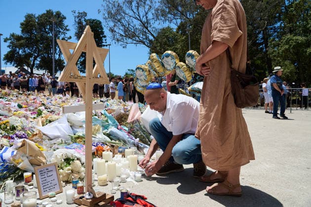 BONDI BEACH SHOOTING, Members of the public lay flowers at a floral tribute honouring victims of a stabbing attack at Bondi Beach in Sydney, Wednesday, December 17, 2025. Australia is in mourning after gunmen opened fire on Bondi Beach, killing 15 people in an attack designed to target the Jewish community. ( NO ARCHIVING SYDNEY NEW SOUTH WALES AUSTRALIA  Copyright: xFLAVIOxBRANCALEONEx 20251217182073854040