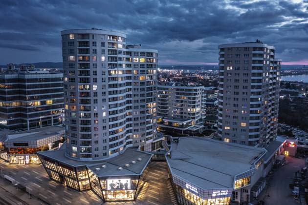 Drohnenaufnahme eines neuen modernen Wohngebäudes bei Nacht in Burgas, Bulgarien Aerial drone view to a new modern residential buildings at night in Burgas, Bulgaria Copyright: imageBROKER NikolaxSpasov ibxnsp15834764.jpg