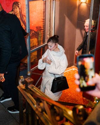 Ariana Grande leaves the Lattanzi Cucina Italiana restaurant in New York on December 16, 2025 UrbanxDivinity Bestimage Ariana Grande departs after the SNL dinner at Lattanzi in NYC New York City Etats Unis  Copyright: xUrbanxDivinityx xBestimagexUrbanxDivinityx xBestimagex