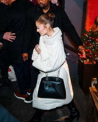 Ariana Grande leaves the Lattanzi Cucina Italiana restaurant in New York on December 16, 2025 UrbanxDivinity Bestimage Ariana Grande departs after the SNL dinner at Lattanzi in NYC New York City Etats Unis  Copyright: xUrbanxDivinityx xBestimagexUrbanxDivinityx xBestimagex