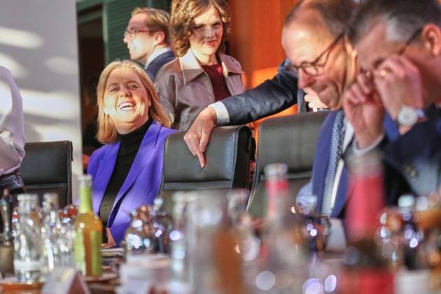 News Bilder des Tages Berlin, Deutschland, 17.12.2025: Bundeskanzleramt: Kabinettssitzung: Bundesministerin für Arbeit und Soziales Bärbel Bas (SPD) und Bundeskanzler Friedrich Merz (CDU) am Kabinettstisch *** Berlin, Germany, 17 12 2025 Federal Chancellery Cabinet meeting Federal Minister of Labor and Social Affairs Bärbel Bas SPD and Federal Chancellor Friedrich Merz CDU at the Cabinet table Copyright: xdtsxNachrichtenagenturx dts_99657