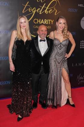 All Together Charity Gala. Mara Walker, Serdar Topcu und Sylvia Walker beim der All Together Charity-Gala 2025 im WinterVarieté in Heidelberg. Heidelberg WinterVariete Baden-Württemberg