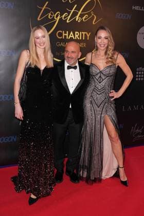 All Together Charity Gala. Mara Walker, Serdar Topcu und Sylvia Walker beim der All Together Charity-Gala 2025 im WinterVarieté in Heidelberg. Heidelberg WinterVariete Baden-Württemberg