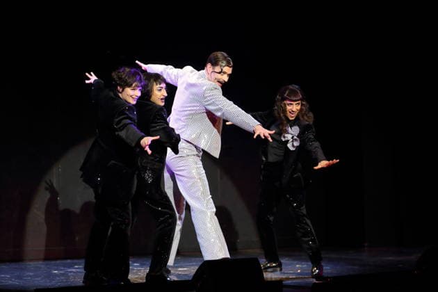 Jasna Fritzi Bauer, Nairi Hadodo, Lindy Larsson und Sesede Terziyan, v.l., während der Fotoprobe für East Side Story - A German Jewsical im Maxim Gorki Theater in Berlin, 16. Dezember 2025. Von Juri Sternburg. Regie Lena Brasch. Komposition Paul Eisenach. Bühne Studio Dietrich&Winter. Kostüme Eleonore Carriere. Premiere ist am 18. Dezember 2025. Maxim Gorki Theater Berlin East Side Story - A German Jewsical