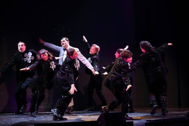 Fridolin Sandmeyer, Sesede Terziyan, Lindy Larsson, Anastasia Gubareva, Klara Deutschmann, Nairi Hadodo, Jasna Fritzi Bauer und Edgar Eckert, v.l., während der Fotoprobe für East Side Story - A German Jewsical im Maxim Gorki Theater in Berlin, 16. Dezember 2025. Von Juri Sternburg. Regie Lena Brasch. Komposition Paul Eisenach. Bühne Studio Dietrich&Winter. Kostüme Eleonore Carriere. Premiere ist am 18. Dezember 2025. Maxim Gorki Theater Berlin East Side Story - A German Jewsical