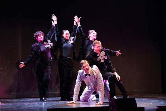 Jasna Fritzi Bauer, Anastasia Gubareva und Klara Deutschmann, hinten v.l., sowie vorn v.l. Lindy Larsson und Fridolin Sandmeyer während der Fotoprobe für East Side Story - A German Jewsical im Maxim Gorki Theater in Berlin, 16. Dezember 2025. Von Juri Sternburg. Regie Lena Brasch. Komposition Paul Eisenach. Bühne Studio Dietrich&Winter. Kostüme Eleonore Carriere. Premiere ist am 18. Dezember 2025. Maxim Gorki Theater Berlin East Side Story - A German Jewsical