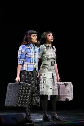 Sesede Terziyan und Nairi Hadodo, v.l., während der Fotoprobe für East Side Story - A German Jewsical im Maxim Gorki Theater in Berlin, 16. Dezember 2025. Von Juri Sternburg. Regie Lena Brasch. Komposition Paul Eisenach. Bühne Studio Dietrich&Winter. Kostüme Eleonore Carriere. Premiere ist am 18. Dezember 2025. Maxim Gorki Theater Berlin East Side Story - A German Jewsical