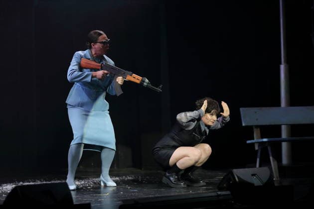 Anastasia Gubareva und Jasna Fritzi Bauer, v.l., während der Fotoprobe für East Side Story - A German Jewsical im Maxim Gorki Theater in Berlin, 16. Dezember 2025. Von Juri Sternburg. Regie Lena Brasch. Komposition Paul Eisenach. Bühne Studio Dietrich&Winter. Kostüme Eleonore Carriere. Premiere ist am 18. Dezember 2025. Maxim Gorki Theater Berlin East Side Story - A German Jewsical