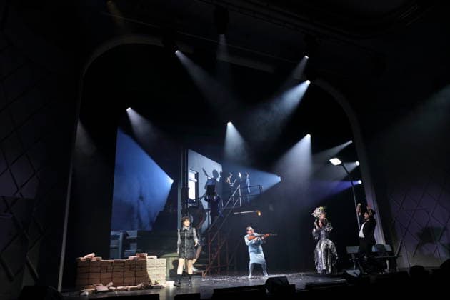 Jasna Fritzi Bauer, Anastasia Gubareva, Klara Deutschmann und Edgar Eckert, vorn v.l., während der Fotoprobe für East Side Story - A German Jewsical im Maxim Gorki Theater in Berlin, 16. Dezember 2025. Von Juri Sternburg. Regie Lena Brasch. Komposition Paul Eisenach. Bühne Studio Dietrich&Winter. Kostüme Eleonore Carriere. Premiere ist am 18. Dezember 2025. Maxim Gorki Theater Berlin East Side Story - A German Jewsical