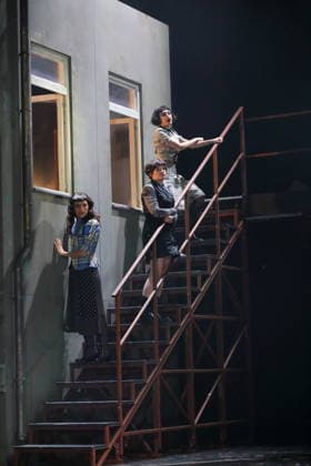 Sesede Terziyan, Jasna Fritzi Bauer und Nairi Hadodo, v.l., während der Fotoprobe für East Side Story - A German Jewsical im Maxim Gorki Theater in Berlin, 16. Dezember 2025. Von Juri Sternburg. Regie Lena Brasch. Komposition Paul Eisenach. Bühne Studio Dietrich&Winter. Kostüme Eleonore Carriere. Premiere ist am 18. Dezember 2025. Maxim Gorki Theater Berlin East Side Story - A German Jewsical
