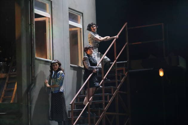 Sesede Terziyan, Jasna Fritzi Bauer und Nairi Hadodo, v.l., während der Fotoprobe für East Side Story - A German Jewsical im Maxim Gorki Theater in Berlin, 16. Dezember 2025. Von Juri Sternburg. Regie Lena Brasch. Komposition Paul Eisenach. Bühne Studio Dietrich&Winter. Kostüme Eleonore Carriere. Premiere ist am 18. Dezember 2025. Maxim Gorki Theater Berlin East Side Story - A German Jewsical