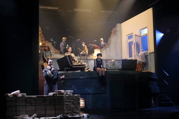 Anastasia Gubareva, Sesede Terziyan, Lindy Larsson, Jasna Fritzi Bauer und Nairi Hadodo, v.l., während der Fotoprobe für East Side Story - A German Jewsical im Maxim Gorki Theater in Berlin, 16. Dezember 2025. Von Juri Sternburg. Regie Lena Brasch. Komposition Paul Eisenach. Bühne Studio Dietrich&Winter. Kostüme Eleonore Carriere. Premiere ist am 18. Dezember 2025. Maxim Gorki Theater Berlin East Side Story - A German Jewsical