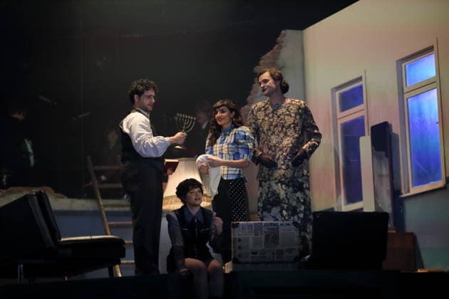 Edgar Eckert, Jasna Fritzi Bauer, Sesede Terziyan und Lindy Larsson, v.l., während der Fotoprobe für East Side Story - A German Jewsical im Maxim Gorki Theater in Berlin, 16. Dezember 2025. Von Juri Sternburg. Regie Lena Brasch. Komposition Paul Eisenach. Bühne Studio Dietrich&Winter. Kostüme Eleonore Carriere. Premiere ist am 18. Dezember 2025. Maxim Gorki Theater Berlin East Side Story - A German Jewsical