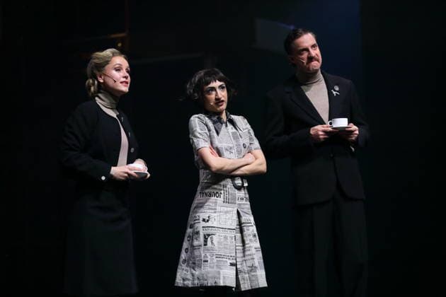 Klara Deutschmann, Nairi Hadodo und Fridolin Sandmeyer, v.l., während der Fotoprobe für East Side Story - A German Jewsical im Maxim Gorki Theater in Berlin, 16. Dezember 2025. Von Juri Sternburg. Regie Lena Brasch. Komposition Paul Eisenach. Bühne Studio Dietrich&Winter. Kostüme Eleonore Carriere. Premiere ist am 18. Dezember 2025. Maxim Gorki Theater Berlin East Side Story - A German Jewsical