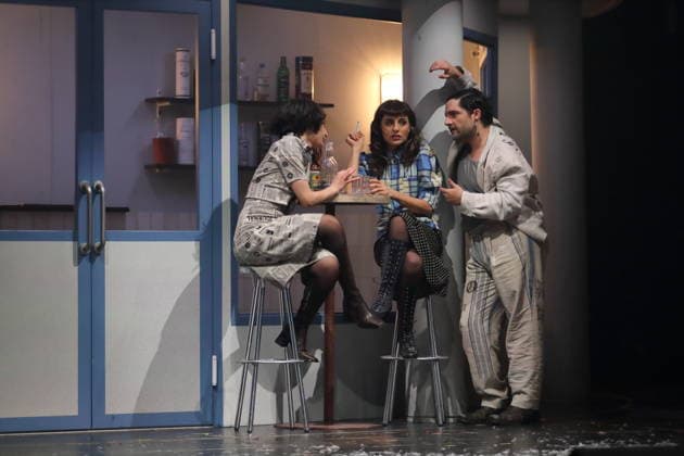 Nairi Hadodo, Sesede Terziyan und Edgar Eckert, v.l., während der Fotoprobe für East Side Story - A German Jewsical im Maxim Gorki Theater in Berlin, 16. Dezember 2025. Von Juri Sternburg. Regie Lena Brasch. Komposition Paul Eisenach. Bühne Studio Dietrich&Winter. Kostüme Eleonore Carriere. Premiere ist am 18. Dezember 2025. Maxim Gorki Theater Berlin East Side Story - A German Jewsical