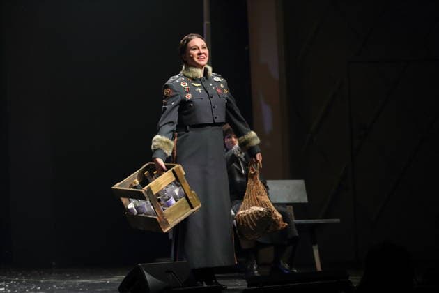 Anastasia Gubareva während der Fotoprobe für East Side Story - A German Jewsical im Maxim Gorki Theater in Berlin, 16. Dezember 2025. Von Juri Sternburg. Regie Lena Brasch. Komposition Paul Eisenach. Bühne Studio Dietrich&Winter. Kostüme Eleonore Carriere. Premiere ist am 18. Dezember 2025. Maxim Gorki Theater Berlin East Side Story - A German Jewsical