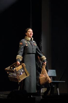 Anastasia Gubareva während der Fotoprobe für East Side Story - A German Jewsical im Maxim Gorki Theater in Berlin, 16. Dezember 2025. Von Juri Sternburg. Regie Lena Brasch. Komposition Paul Eisenach. Bühne Studio Dietrich&Winter. Kostüme Eleonore Carriere. Premiere ist am 18. Dezember 2025. Maxim Gorki Theater Berlin East Side Story - A German Jewsical