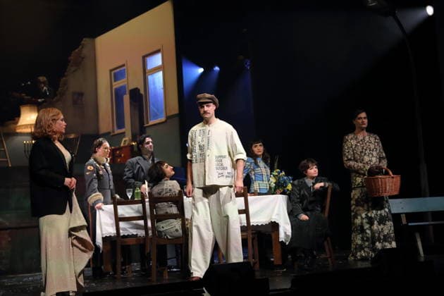 Klara Deutschmann, Anastasia Gubareva, Edgar Eckert, Nairi Hadodo, Fridolin Sandmeyer, Sesede Terziyan, Jasna Fritzi Bauer und Lindy Larsson, v.l., während der Fotoprobe für East Side Story - A German Jewsical im Maxim Gorki Theater in Berlin, 16. Dezember 2025. Von Juri Sternburg. Regie Lena Brasch. Komposition Paul Eisenach. Bühne Studio Dietrich&Winter. Kostüme Eleonore Carriere. Premiere ist am 18. Dezember 2025. Maxim Gorki Theater Berlin East Side Story - A German Jewsical