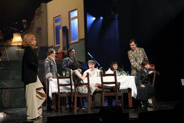 Klara Deutschmann, Anastasia Gubareva, Edgar Eckert, Nairi Hadodo, Fridolin Sandmeyer, Sesede Terziyan, Lindy Larsson und Jasna Fritzi Bauer, v.l., während der Fotoprobe für East Side Story - A German Jewsical im Maxim Gorki Theater in Berlin, 16. Dezember 2025. Von Juri Sternburg. Regie Lena Brasch. Komposition Paul Eisenach. Bühne Studio Dietrich&Winter. Kostüme Eleonore Carriere. Premiere ist am 18. Dezember 2025. Maxim Gorki Theater Berlin East Side Story - A German Jewsical