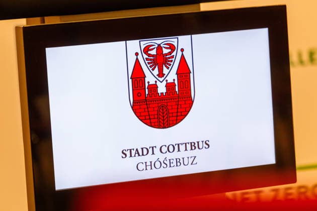 Stadt Cottbus Symbolfoto DEU Deutschland Brandenburg Cottbus, 16.12.2025, Symbolfoto Stadt Cottbus, Stadt Cottbus Chosebuz (sorbisch) und das Stadtwappen von Cottbus sind auf einem Display zu sehen. *** City of Cottbus symbol photo DEU Germany Brandenburg Cottbus, 16 12 2025, symbol photo city of Cottbus, city of Cottbus Chosebuz sorbian and the city coat of arms of Cottbus can be seen on a display AF_Cottbus_30070