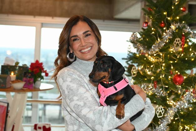 Jana Ina Zarrella mit Hund Mimi posiert bei der Vorstellung von Hundeplätzchen alla Stefano Zarrella un Biscotto per Naturale in Kooperation mit dem Premium Hundefutter Hersteller Animonda *** Jana Ina Zarrella poses with her dog Mimi at the presentation of dog cookies alla Stefano Zarrella un Biscotto per Naturale in cooperation with the premium dog food manufacturer Animonda