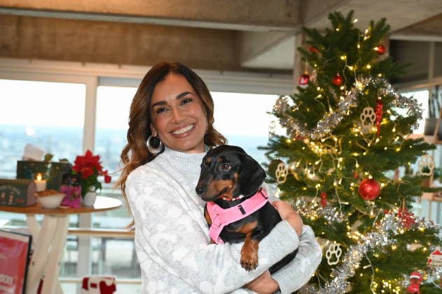 Jana Ina Zarrella mit Hund Mimi posiert bei der Vorstellung von Hundeplätzchen alla Stefano Zarrella un Biscotto per Naturale in Kooperation mit dem Premium Hundefutter Hersteller Animonda