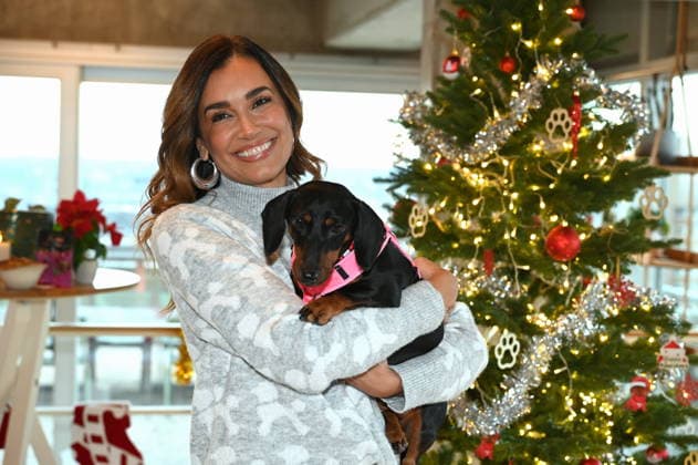 Jana Ina Zarrella mit Hund Mimi posiert bei der Vorstellung von Hundeplätzchen alla Stefano Zarrella un Biscotto per Naturale in Kooperation mit dem Premium Hundefutter Hersteller Animonda