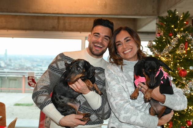 Stefano Zarrella mit Hund Rocky und Jana Ina Zarrella mit Hund Mimi posiert bei der Vorstellung von Hundeplätzchen alla Stefano Zarrella un Biscotto per Naturale in Kooperation mit dem Premium Hundefutter Hersteller Animonda