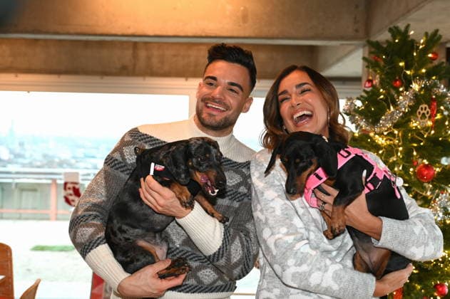 Stefano Zarrella mit Hund Rocky und Jana Ina Zarrella mit Hund Mimi posiert bei der Vorstellung von Hundeplätzchen alla Stefano Zarrella un Biscotto per Naturale in Kooperation mit dem Premium Hundefutter Hersteller Animonda