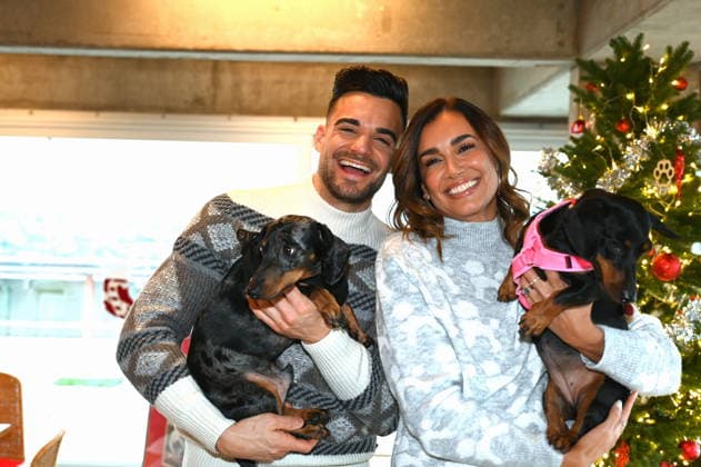 Stefano Zarrella mit Hund Rocky und Jana Ina Zarrella mit Hund Mimi posiert bei der Vorstellung von Hundeplätzchen alla Stefano Zarrella un Biscotto per Naturale in Kooperation mit dem Premium Hundefutter Hersteller Animonda
