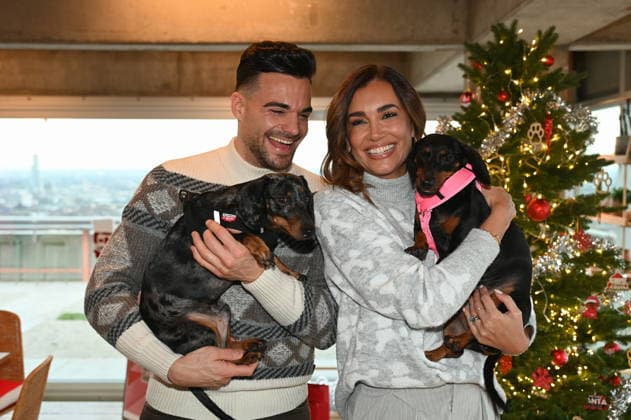 Stefano Zarrella mit Hund Rocky und Jana Ina Zarrella mit Hund Mimi posiert bei der Vorstellung von Hundeplätzchen alla Stefano Zarrella un Biscotto per Naturale in Kooperation mit dem Premium Hundefutter Hersteller Animonda