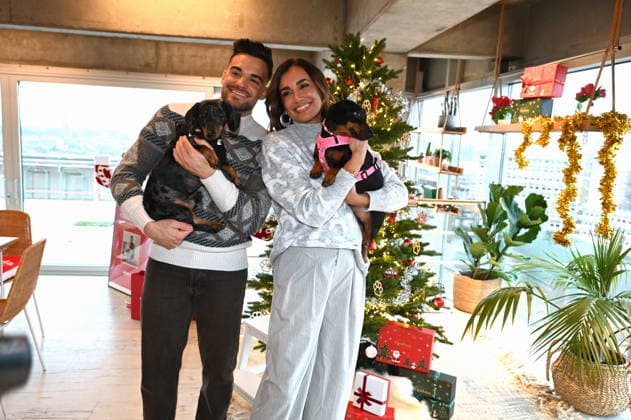 Stefano Zarrella mit Hund Rocky und Jana Ina Zarrella mit Hund Mimi posiert bei der Vorstellung von Hundeplätzchen alla Stefano Zarrella un Biscotto per Naturale in Kooperation mit dem Premium Hundefutter Hersteller Animonda