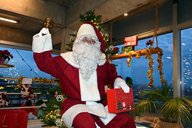 Weihnachtmann, Geschenke, Weihnachtsbaum bei der Vorstellung von Hundeplätzchen alla Stefano Zarrella un Biscotto per Naturale in Kooperation mit dem Premium Hundefutter Hersteller Animonda