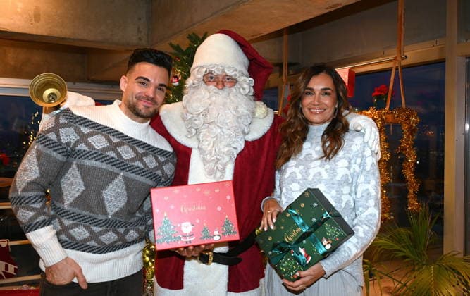 Stefano Zarrella, Weihnachtmann, Jana Ina Zarrella, l-r,posiert bei der Vorstellung von Hundeplätzchen alla Stefano Zarrella un Biscotto per Naturale in Kooperation mit dem Premium Hundefutter Hersteller Animonda