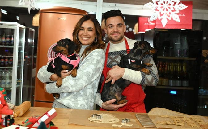 Jana Ina Zarrella mit Hund Mimi, Stefano Zarrella mit Hund Rocky posiert bei der Vorstellung von Hundeplätzchen alla Stefano Zarrella un Biscotto per Naturale in Kooperation mit dem Premium Hundefutter Hersteller Animonda