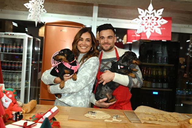 Jana Ina Zarrella mit Hund Mimi, Stefano Zarrella mit Hund Rocky posiert bei der Vorstellung von Hundeplätzchen alla Stefano Zarrella un Biscotto per Naturale in Kooperation mit dem Premium Hundefutter Hersteller Animonda