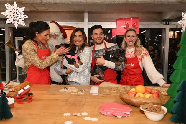 Jana Azizi, Jana Ina Zarrella mit Hund Mimi, Stefano Zarrella mit Hund Rocky und Sandra Kuhn, l-r, posiert bei der Vorstellung von Hundeplätzchen alla Stefano Zarrella un Biscotto per Naturale in Kooperation mit dem Premium Hundefutter Hersteller Animonda
