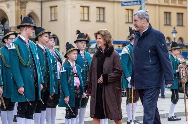News Bilder des Tages Bild: v.li. Ihre Majestaet Koenigin Silvia von Schweden wird vom Bayerischen Ministerpraesident Dr. Markus Soeder auf dem roten Teppich empfangen Muenchen, Muenchner Residenz, 17.12.2025, Ministerpraesident Dr. Markus Soeder begruesst Ihre Majestaet Koenigin Silvia von Schweden, Verleihung der Bayersichen Staatsmedaille fuer soziale Verdienste *** Picture from left Her Majesty Queen Silvia of Sweden is welcomed on the red carpet by Bavarian State Premier Dr. Markus Soeder Munich, Munich Residence, 17 12 2025, State Premier Dr. Markus Soeder greets Her Majesty Queen Silvia of Sweden, Award of the Bavarian State Medal for Social Merit Copyright: HMBxMedia xJulienxBecker