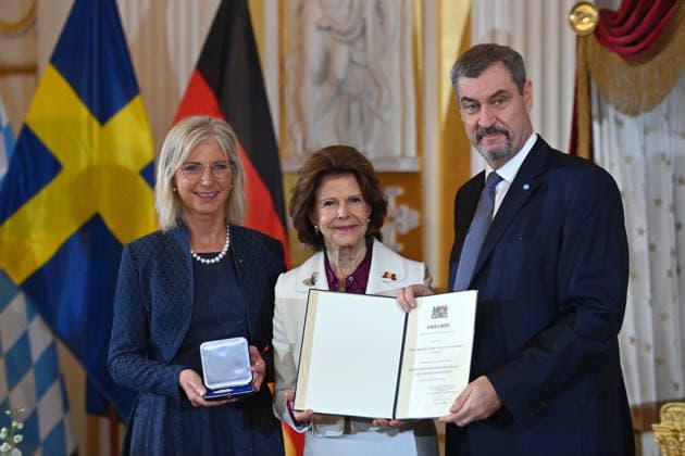 v.re:Markus SOEDER (Ministerpraesident Bayern und CSU Vorsitzender),Koenigin Silvia,Ulrike SCHARF. Verleihung der Bayerischen Staatsmedaille fuer soziale Verdienste an Koenigin Silvia von Schweden am 17.12.2025 in der Residenz in Muenchen. *** from right Markus SOEDER State Premier of Bavaria and CSU Chairman, Queen Silvia,Ulrike SCHARF Awarding of the Bavarian State Medal for Social Merit to Queen Silvia of Sweden on 17 12 2025 in the Residence in Munich