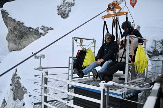 Les Arcs Film Festival - Day Five. FC LES ARCS, FRANCE - DECEMBER 17, Vincent Munier attends his tyrolienne, the zip line during Day five of Les Arcs Film Festival on December 17, 2025 in Les Arcs, France. Photo by Franck Castel ABACAPRESS.COM Les Arcs France  Copyright: xCastelxFranck ABACAx